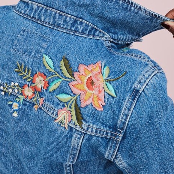 OLD NAVY FLORAL EMBROIDERED DENIM JACKET IN MEDIUM WASH SIZE MEDIUM - Picture 3 of 14